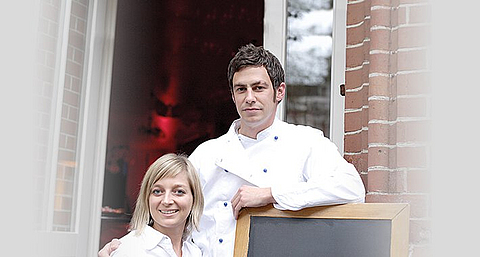 Unternehmerpaar vor der Gaststätte