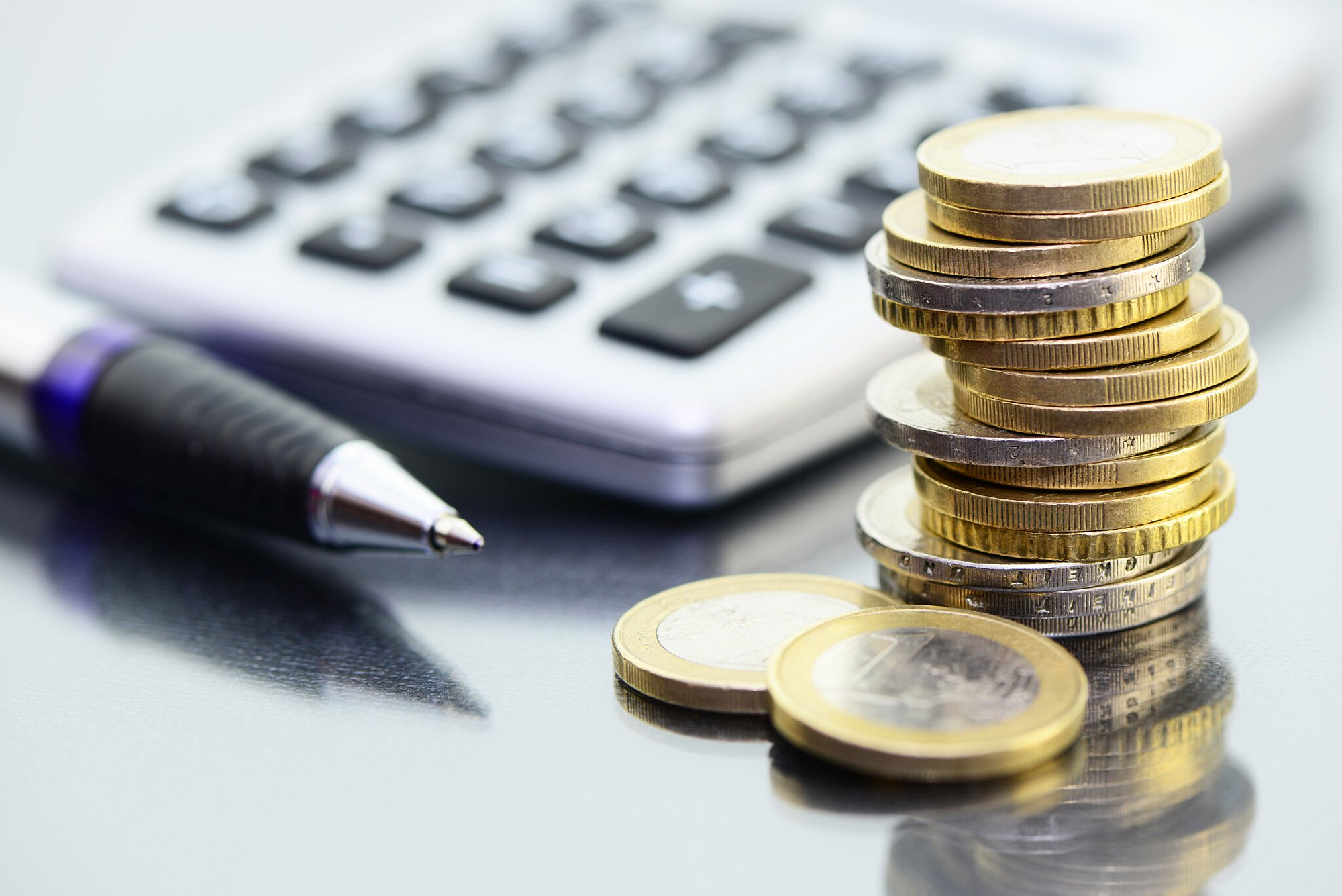 Münzen, Kugelschreiber, Taschenrechner