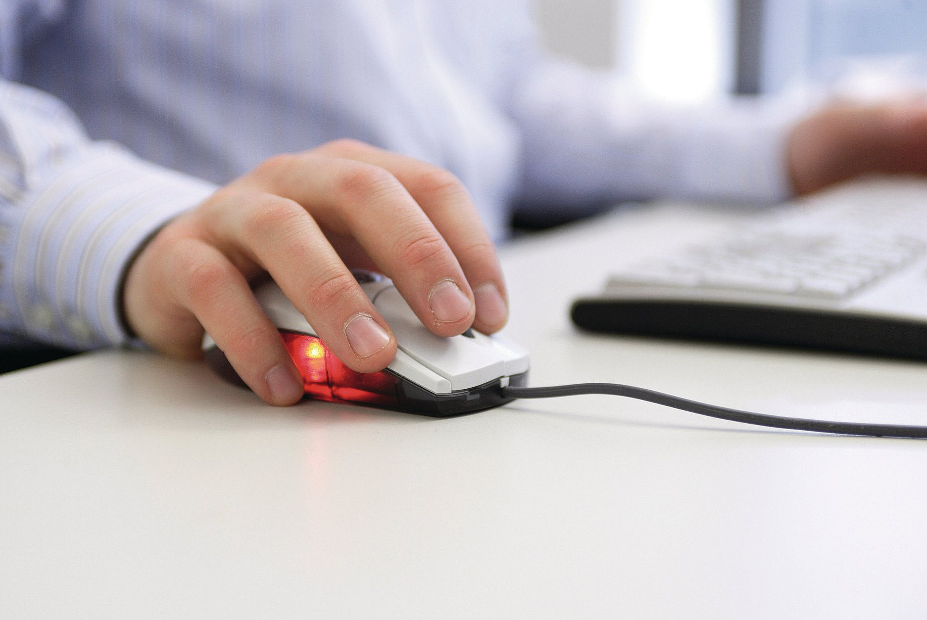 Eine Hand bedient eine Computermaus