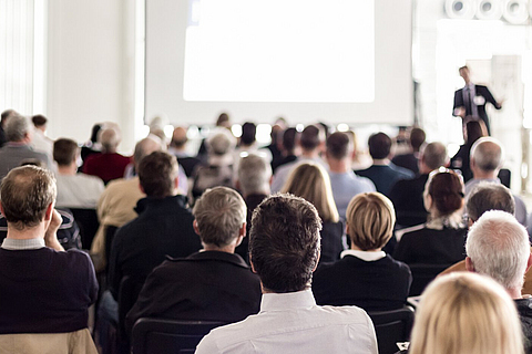 Konferenz im großen Saal