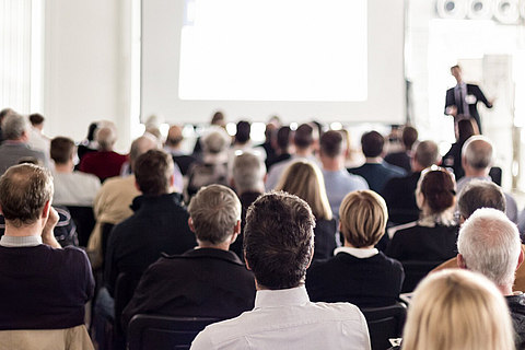 Konferenz im großen Saal