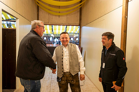 Aufsichtspersonen mit Zeltwirt auf dem Münchner Oktoberfest