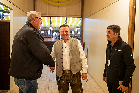 Aufsichtspersonen mit Zeltwirt auf dem Münchner Oktoberfest