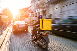 Lieferung mit Moped