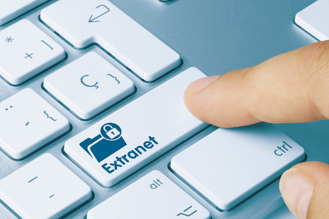 PC Tastatur mit der Beschriftung Extranet auf einer Taste