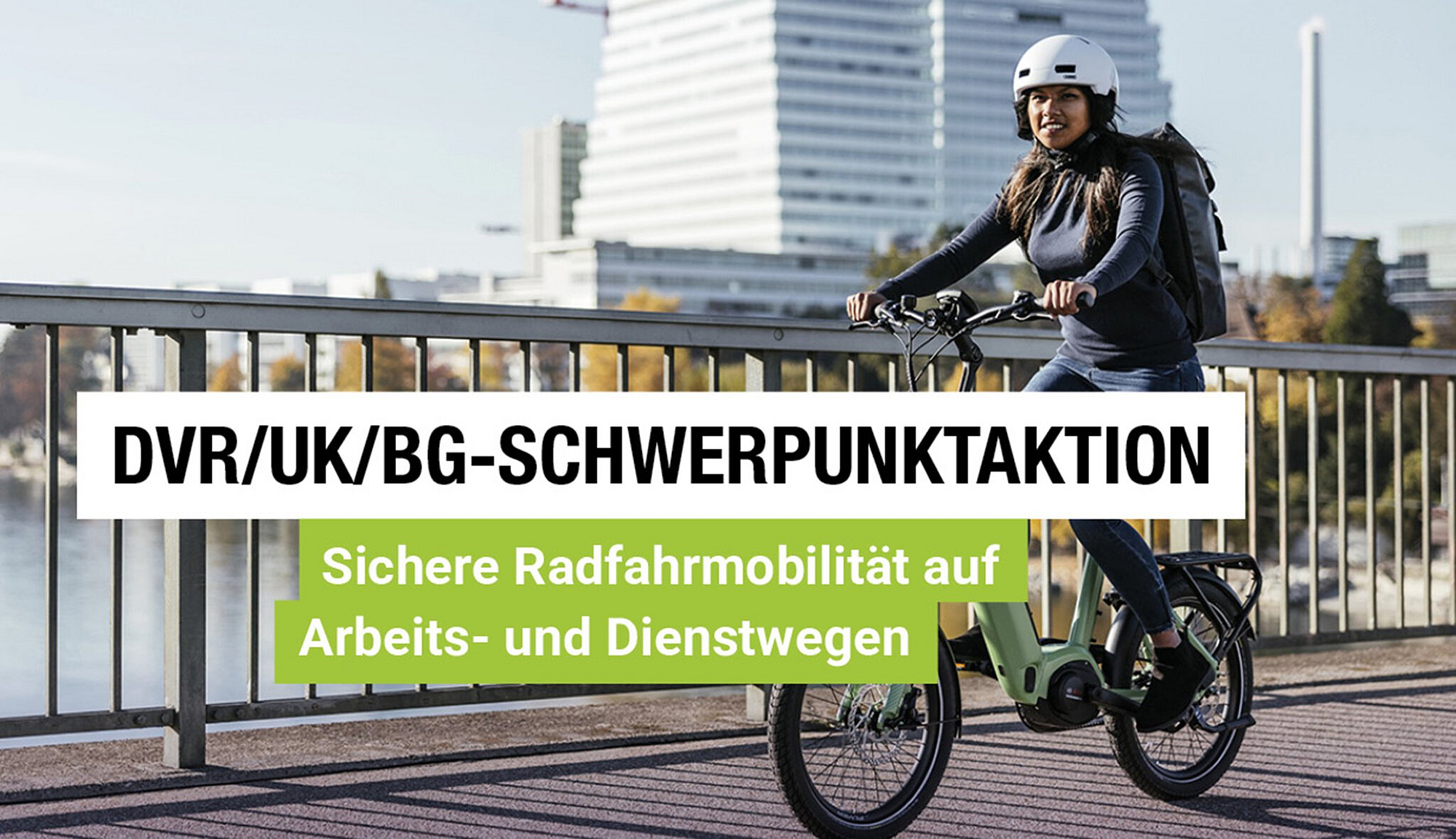 Eine Fahrradfahrerin auf einer Brücke