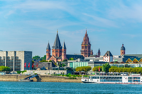 Blick auf den Rhein und den Mainzer Dom
