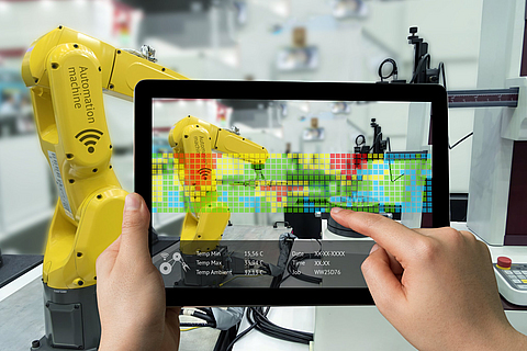 Industrie 4.0 - eine Maschine wird durch einen Roboter gesteuert