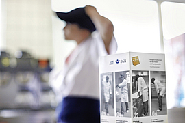 Frau macht Rückenübungen am Arbeitsplatz