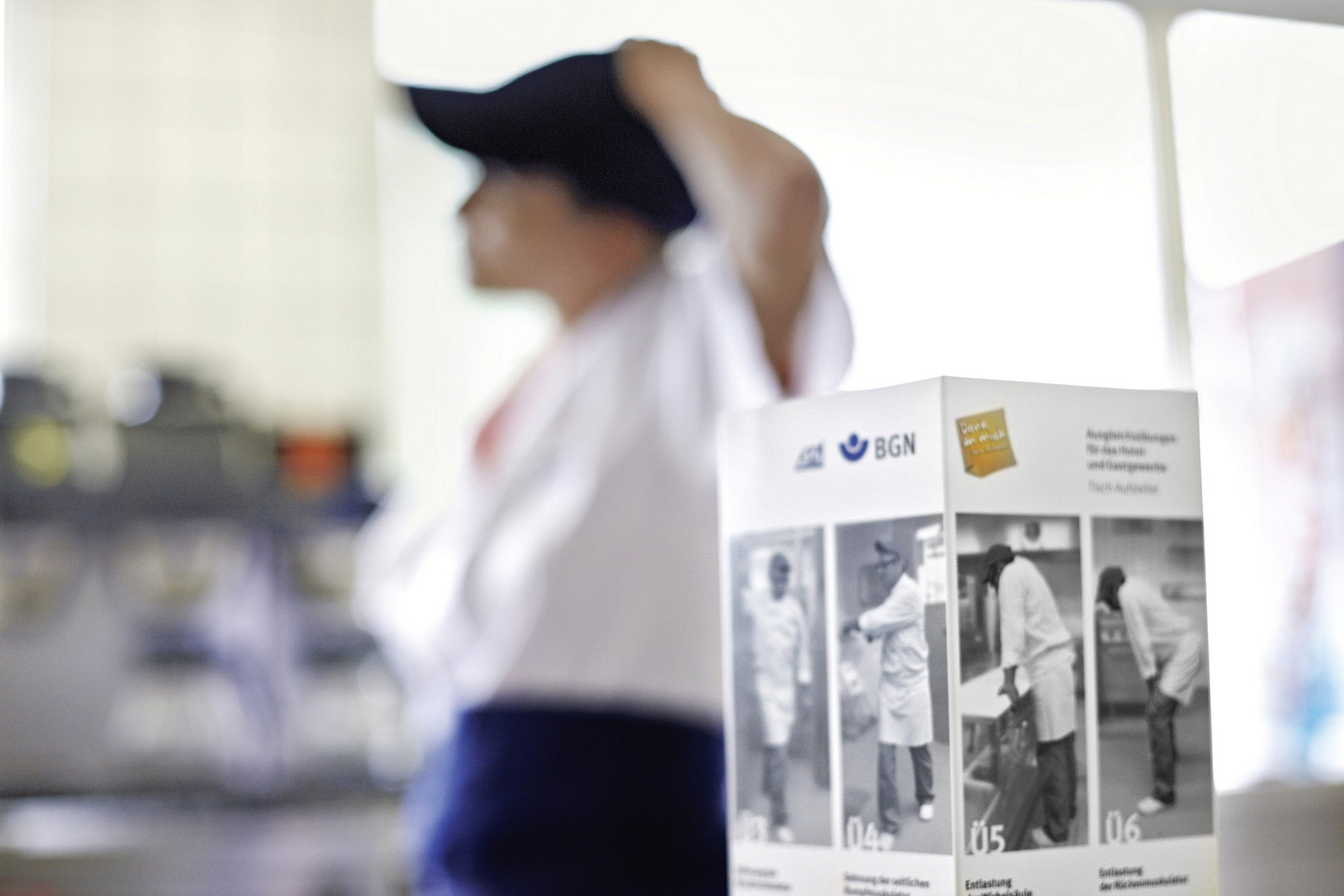 Frau macht Rückenübungen am Arbeitsplatz