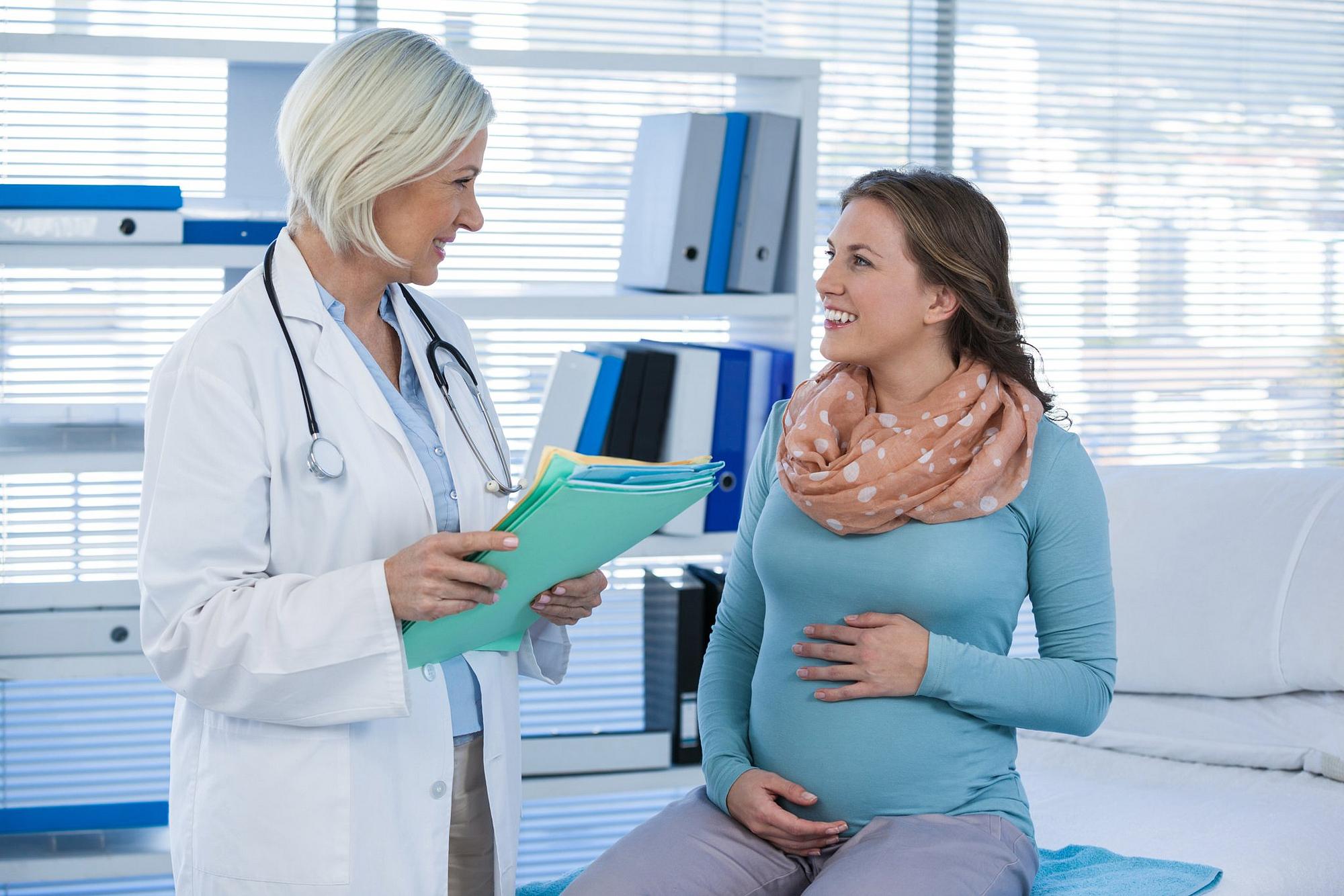 Schwangere Frau konsultiert Ärztin