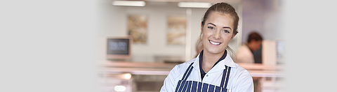 Fleischereifachverkäuferin in einer Metzgerei