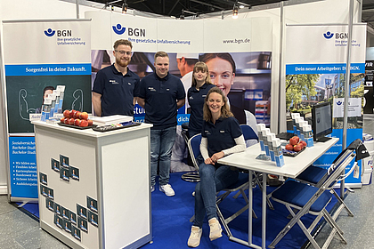 Auszubildende, Studierende und Ausbildungsleiterin auf der Messe Vocatium