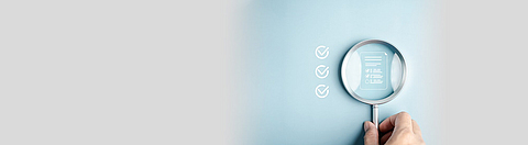 Lupe über dem Symbol für eine Online-Checkliste, daneben drei Punkte, die abgehakt sind