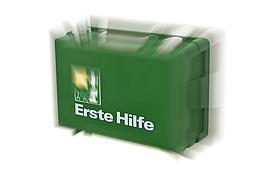 Ein grüner Koffer aus Plastik mit der Aufschrift "Erste Hilfe".