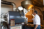 Jörg Bischof an der Röstmaschine