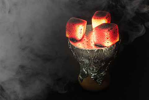 Shisha Wasserpfeife mit rot glühende Kohlen
