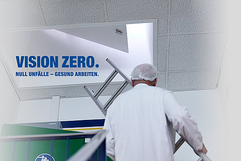 Ein Mann trägt eine Leiter zu einer Luke