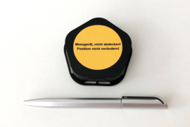 Radon Messgerät im Größenvergleich zu einem Kugelschreiber