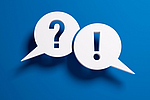Fragezeichen- und Ausrufezeichen-Sprechblasen vor einer blauen Wand Fragezeichen- und Ausrufezeichen-Sprechblasen vor einer blauen Wand