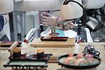 Roboterarm bereitet japanisches Sushi zu